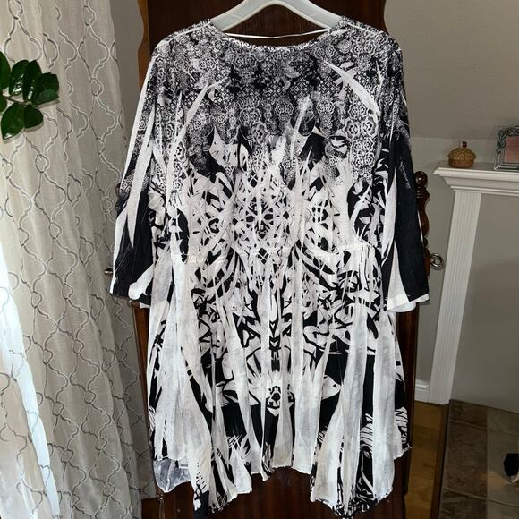 Unity One World Womens Black White Tunic Blouse Top SZ 2X V Neck embellished - Picture 9 of 10